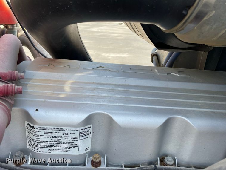 image for item JC9925 2014 Mack CHU613  semi truck