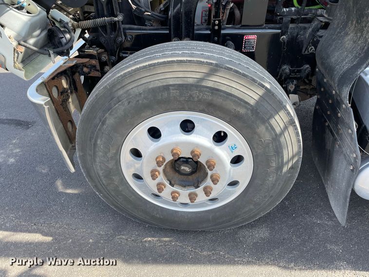 image for item JC9925 2014 Mack CHU613  semi truck