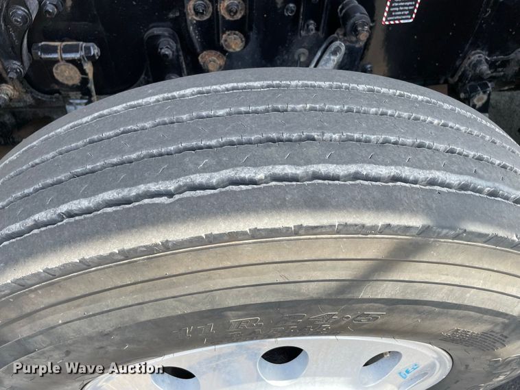 image for item JC9925 2014 Mack CHU613  semi truck