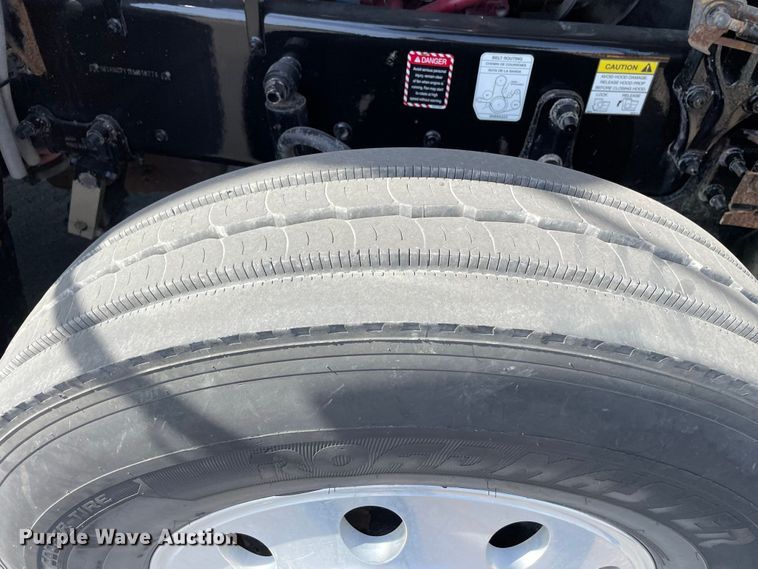 image for item JC9925 2014 Mack CHU613  semi truck