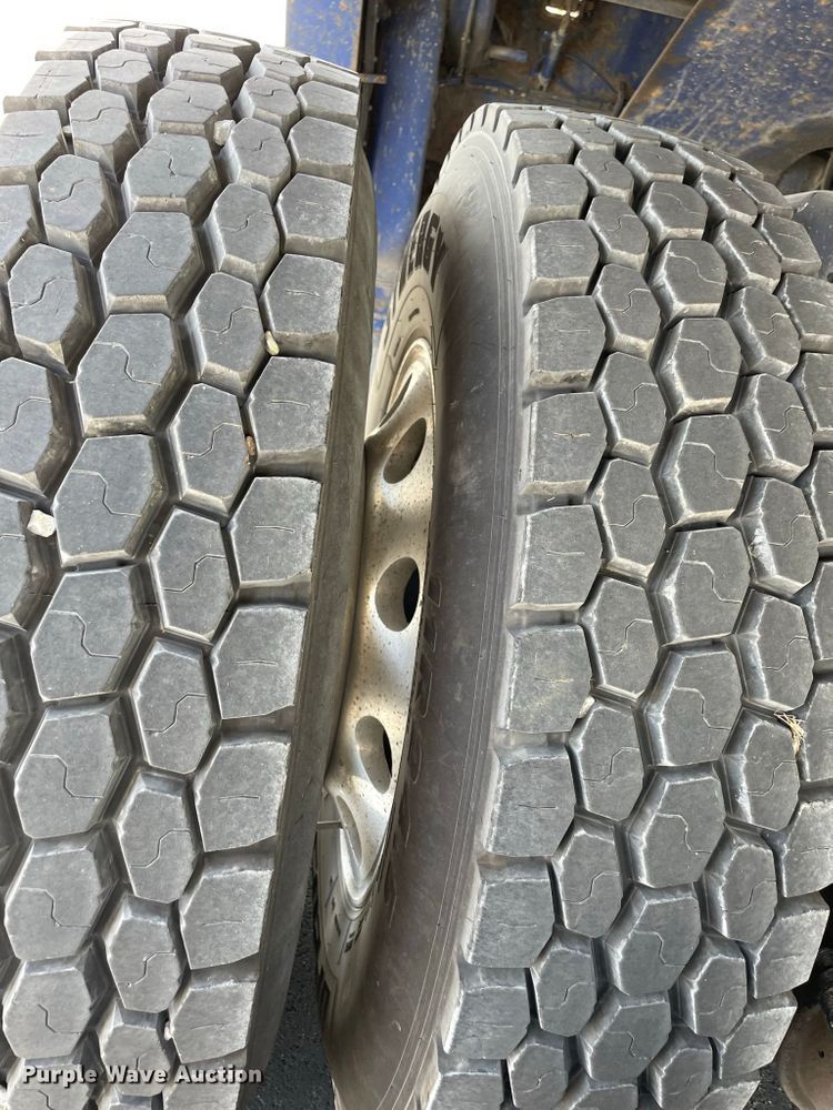 image for item JC9925 2014 Mack CHU613  semi truck