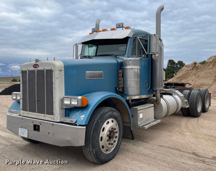 image for item JD9256 2002 Peterbilt 378  semi truck