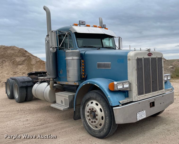 image for item JD9256 2002 Peterbilt 378  semi truck
