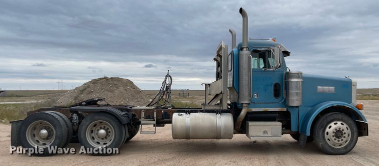 image for item JD9256 2002 Peterbilt 378  semi truck