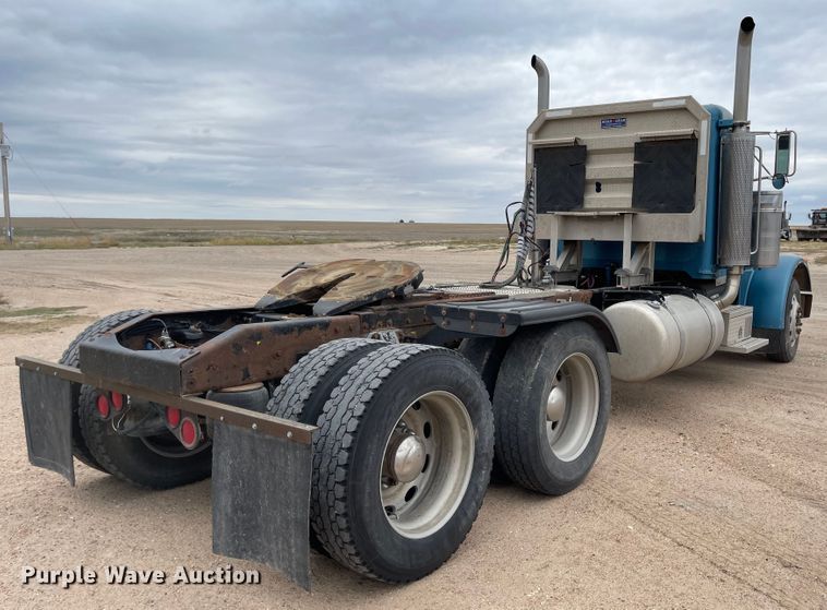 image for item JD9256 2002 Peterbilt 378  semi truck