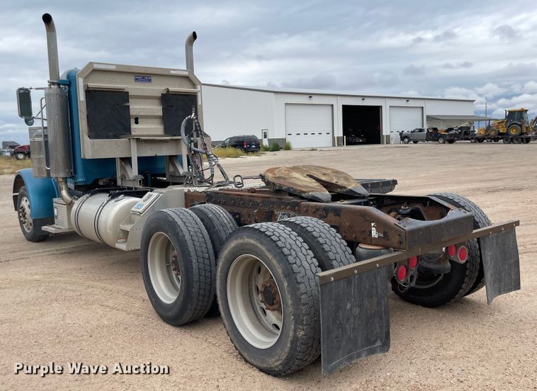 image for item JD9256 2002 Peterbilt 378  semi truck