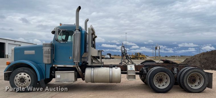image for item JD9256 2002 Peterbilt 378  semi truck