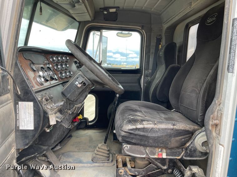 image for item JD9256 2002 Peterbilt 378  semi truck