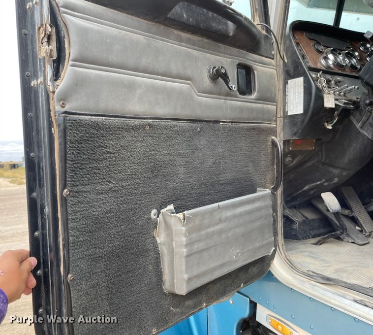 image for item JD9256 2002 Peterbilt 378  semi truck