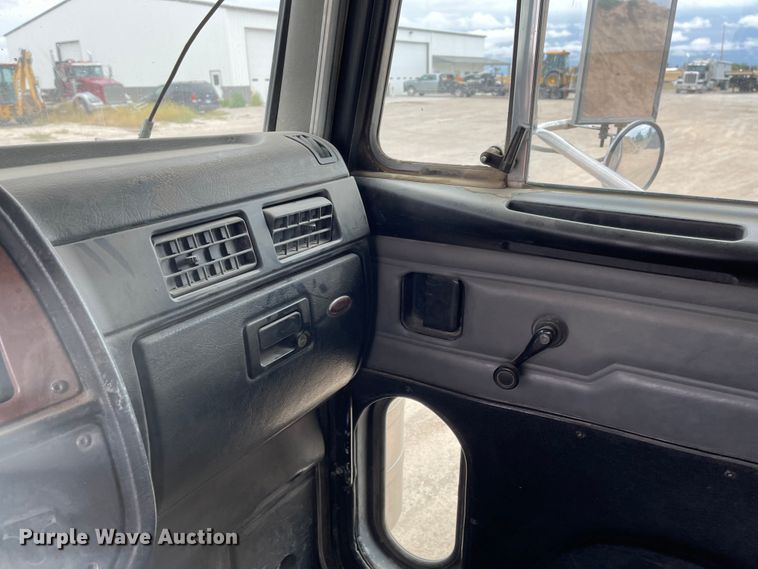 image for item JD9256 2002 Peterbilt 378  semi truck