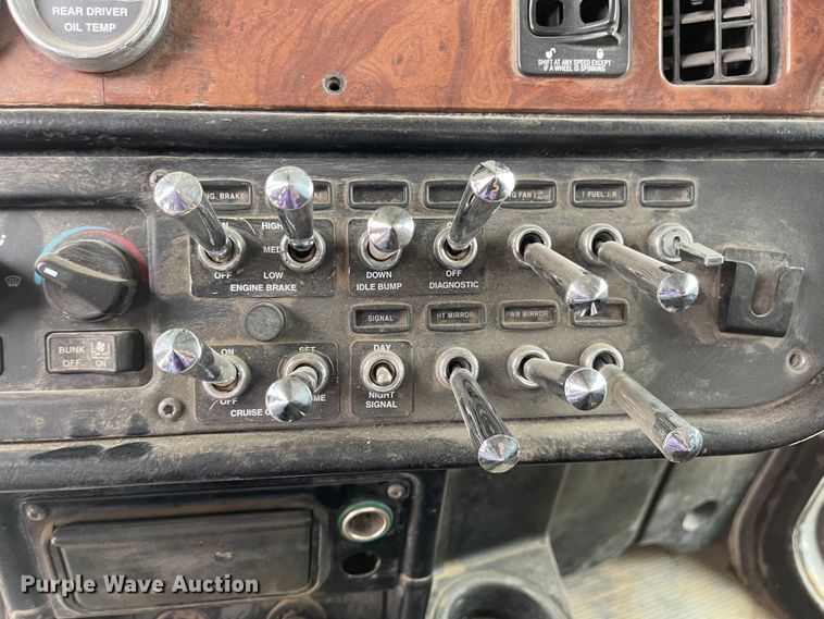 image for item JD9256 2002 Peterbilt 378  semi truck