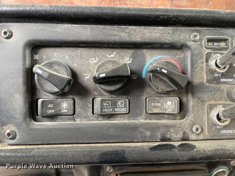 image for item JD9256 2002 Peterbilt 378  semi truck