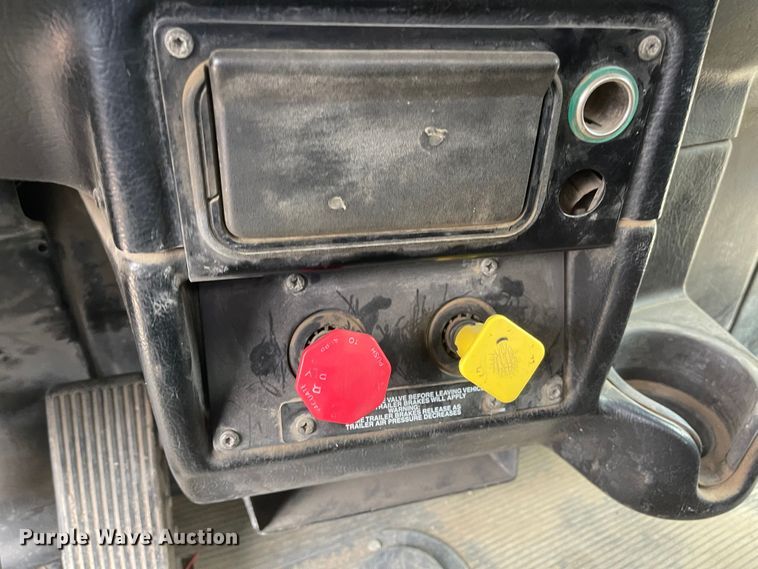 image for item JD9256 2002 Peterbilt 378  semi truck