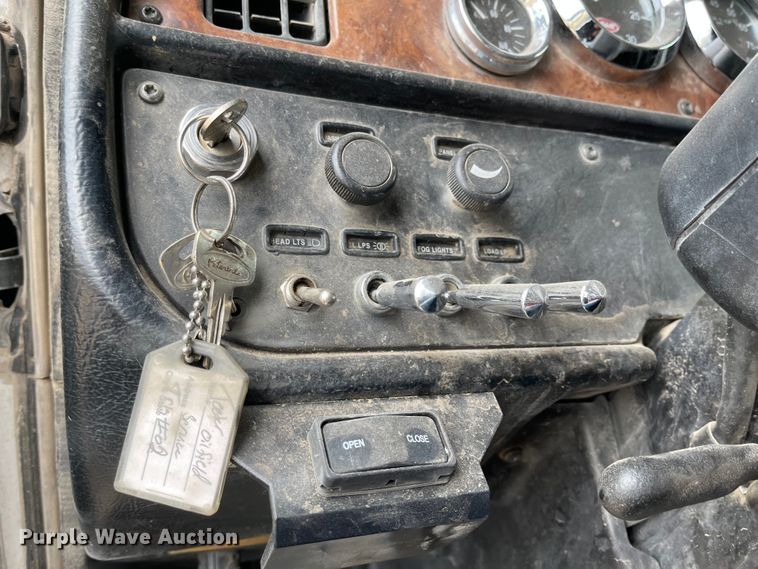 image for item JD9256 2002 Peterbilt 378  semi truck