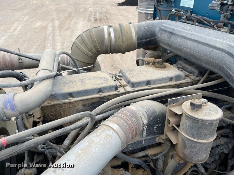 image for item JD9256 2002 Peterbilt 378  semi truck