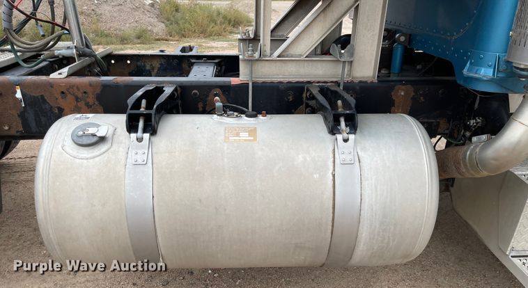 image for item JD9256 2002 Peterbilt 378  semi truck