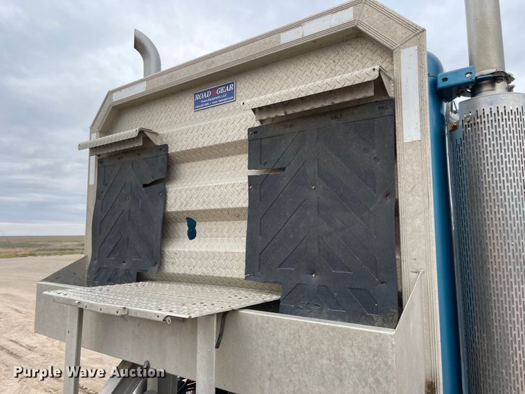 image for item JD9256 2002 Peterbilt 378  semi truck