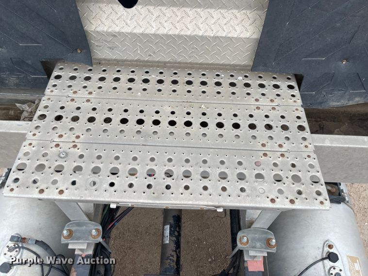 image for item JD9256 2002 Peterbilt 378  semi truck