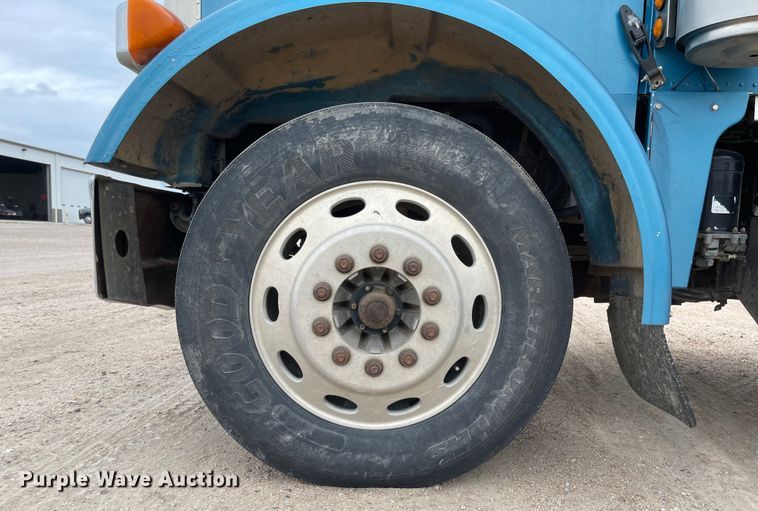 image for item JD9256 2002 Peterbilt 378  semi truck