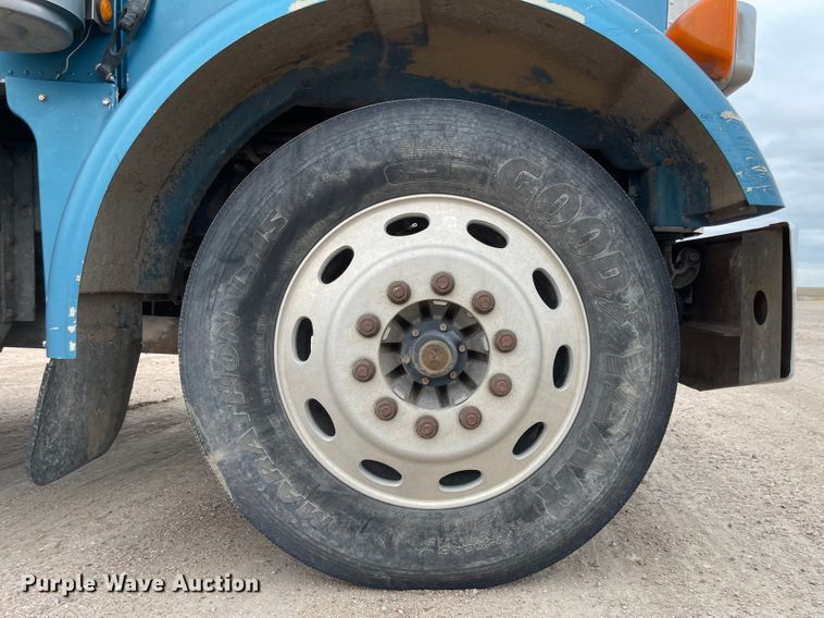 image for item JD9256 2002 Peterbilt 378  semi truck