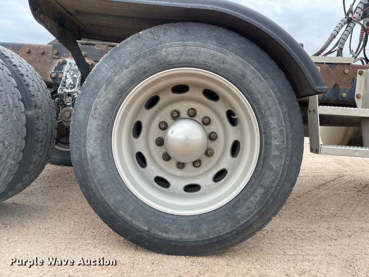 image for item JD9256 2002 Peterbilt 378  semi truck