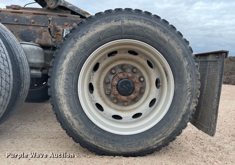 image for item JD9256 2002 Peterbilt 378  semi truck