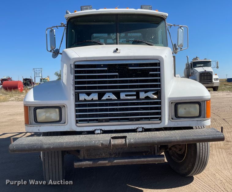 image for item JD9262 1994 Mack CH613 winch truck