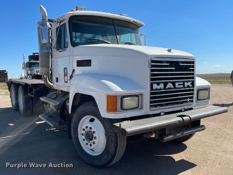 image for item JD9262 1994 Mack CH613 winch truck