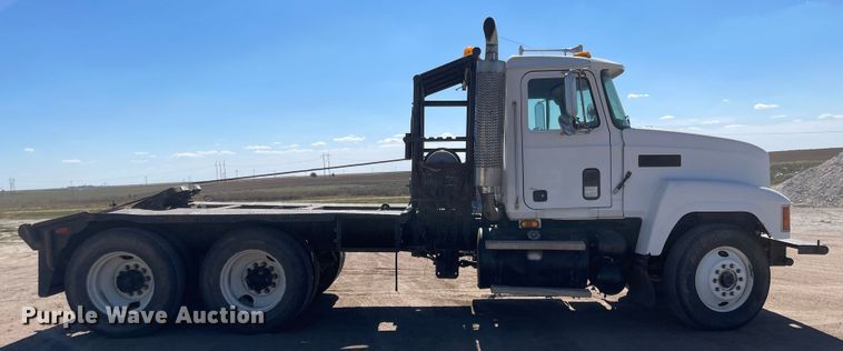 image for item JD9262 1994 Mack CH613 winch truck