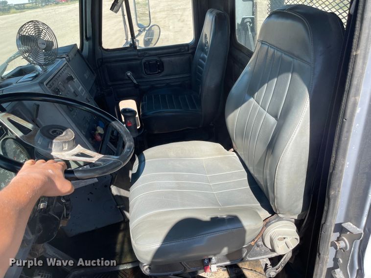 image for item JD9262 1994 Mack CH613 winch truck