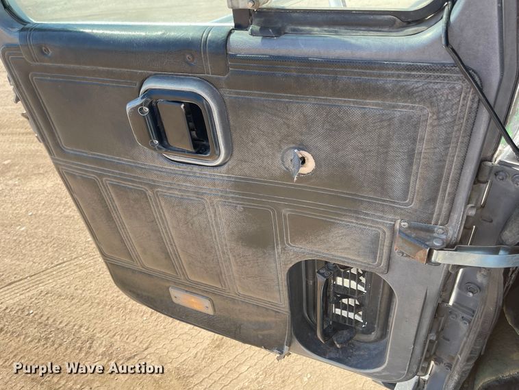 image for item JD9262 1994 Mack CH613 winch truck