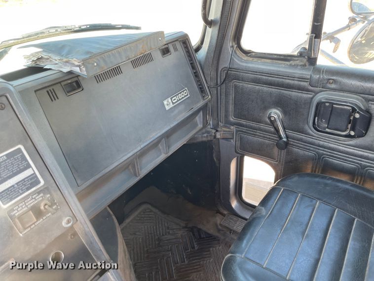 image for item JD9262 1994 Mack CH613 winch truck