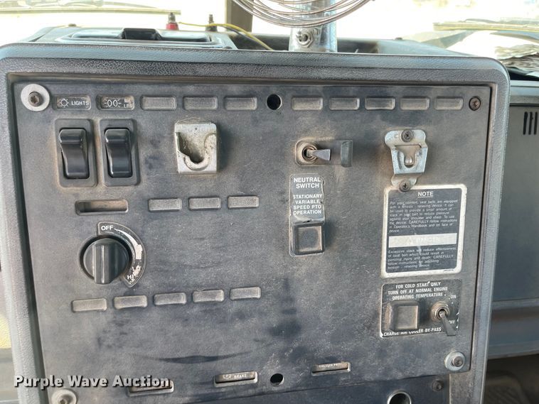 image for item JD9262 1994 Mack CH613 winch truck