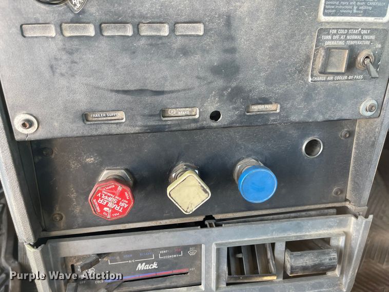 image for item JD9262 1994 Mack CH613 winch truck