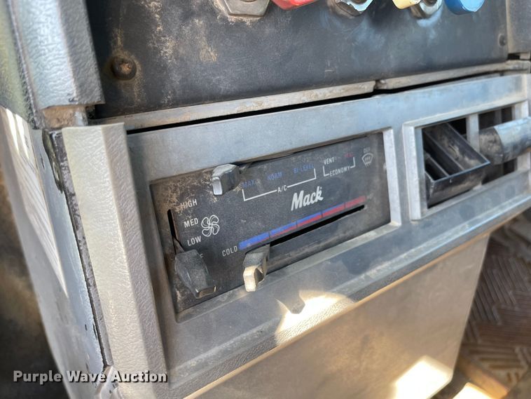 image for item JD9262 1994 Mack CH613 winch truck