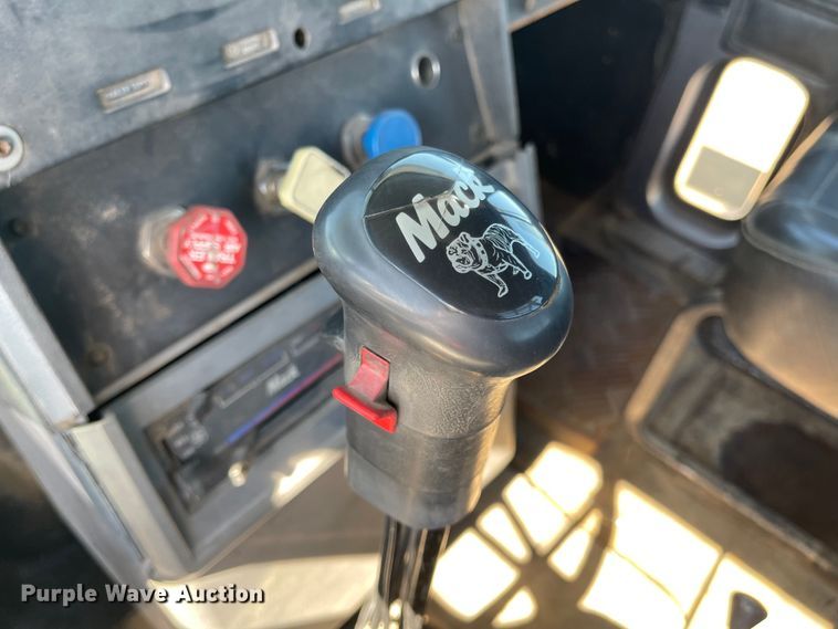 image for item JD9262 1994 Mack CH613 winch truck