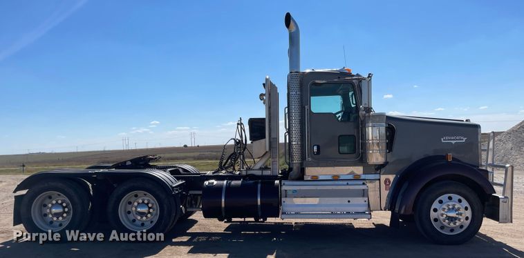 image for item JD9263 2008 Kenworth W900  semi truck