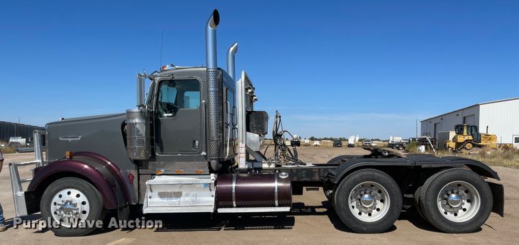 image for item JD9263 2008 Kenworth W900  semi truck