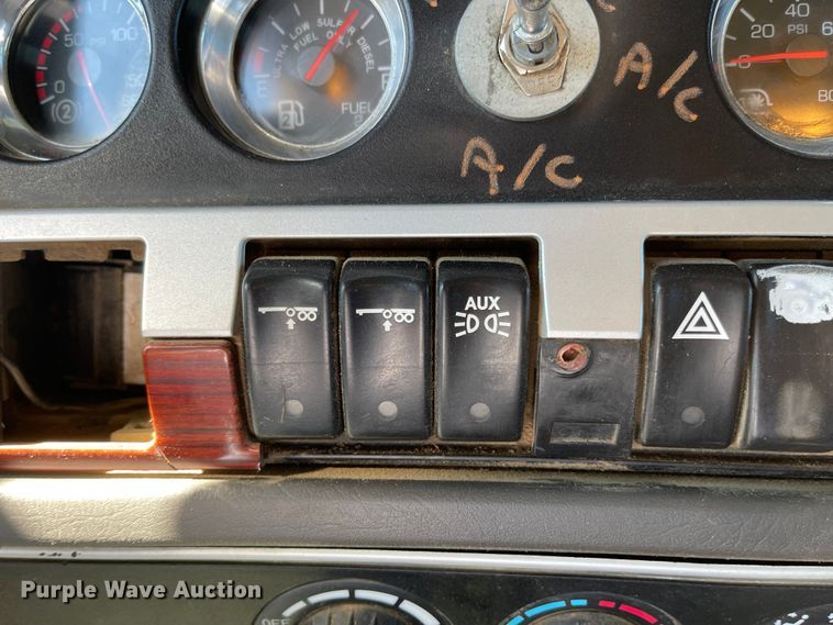 image for item JD9263 2008 Kenworth W900  semi truck