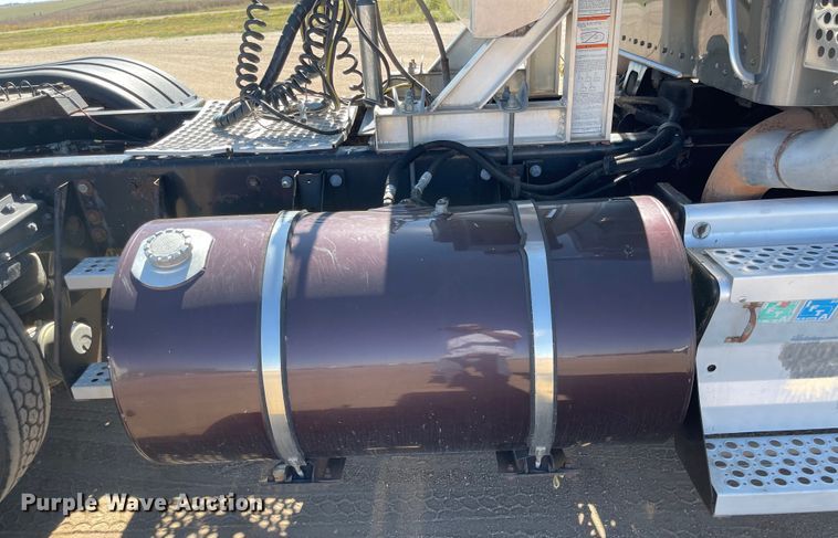 image for item JD9263 2008 Kenworth W900  semi truck