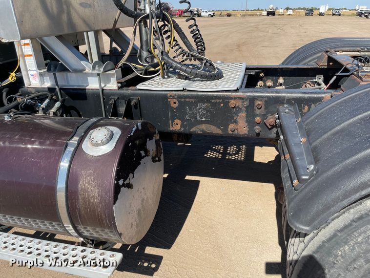 image for item JD9263 2008 Kenworth W900  semi truck