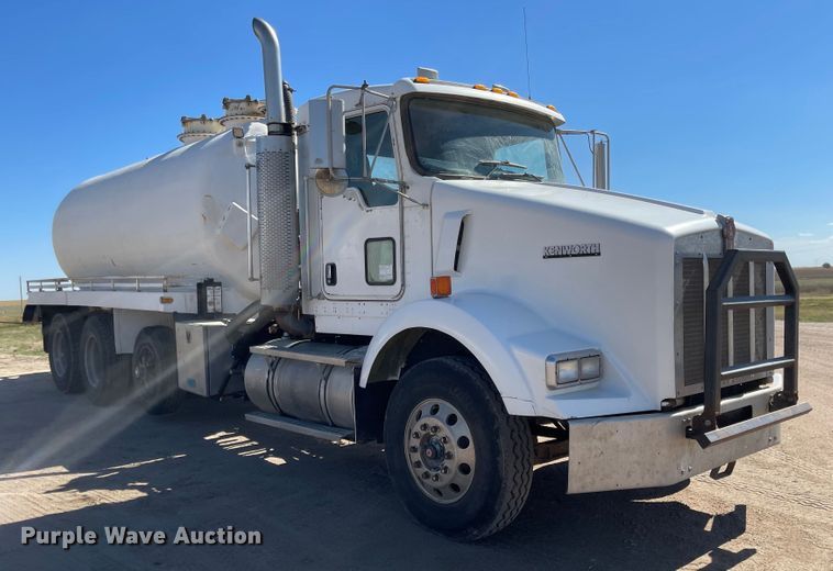 image for item JD9264 2005 Kenworth T800  vacuum truck