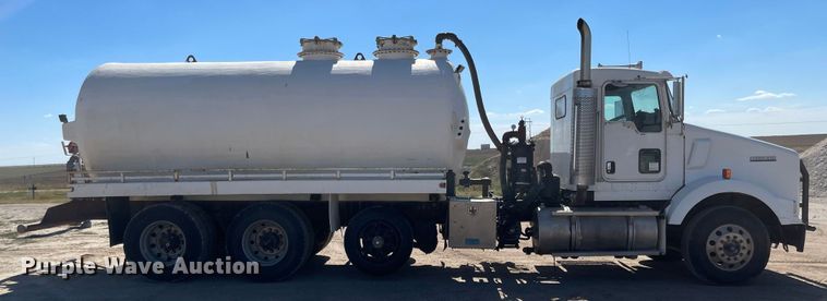 image for item JD9264 2005 Kenworth T800  vacuum truck