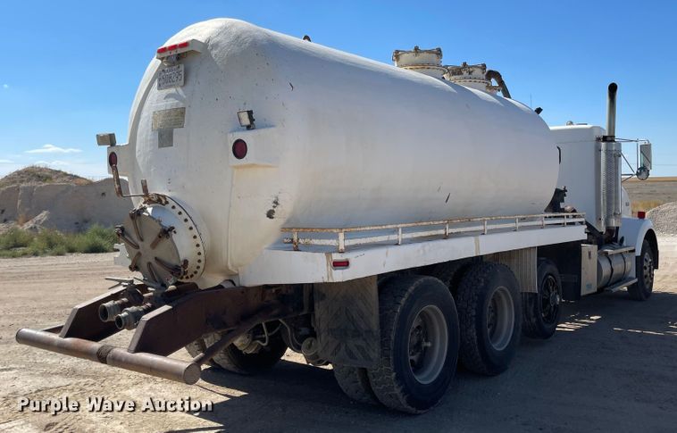 image for item JD9264 2005 Kenworth T800  vacuum truck