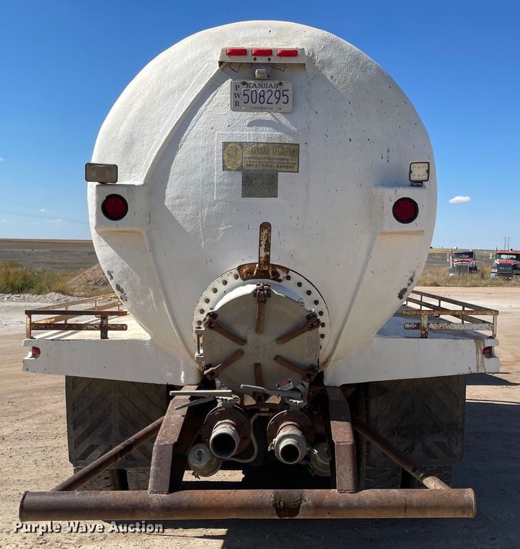 image for item JD9264 2005 Kenworth T800  vacuum truck