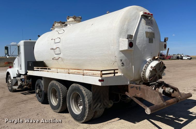 image for item JD9264 2005 Kenworth T800  vacuum truck