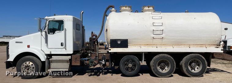 image for item JD9264 2005 Kenworth T800  vacuum truck