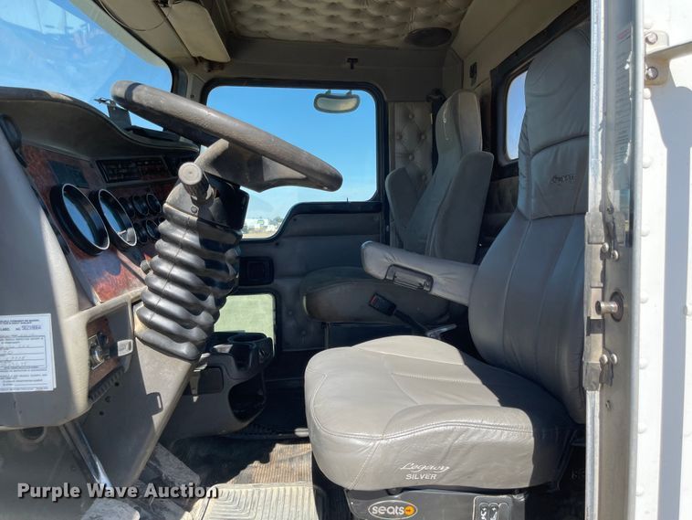 image for item JD9264 2005 Kenworth T800  vacuum truck