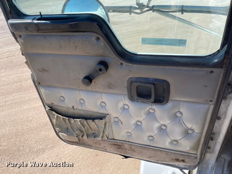 image for item JD9264 2005 Kenworth T800  vacuum truck