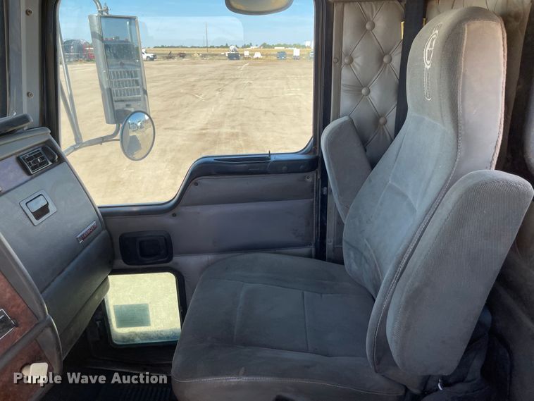 image for item JD9264 2005 Kenworth T800  vacuum truck